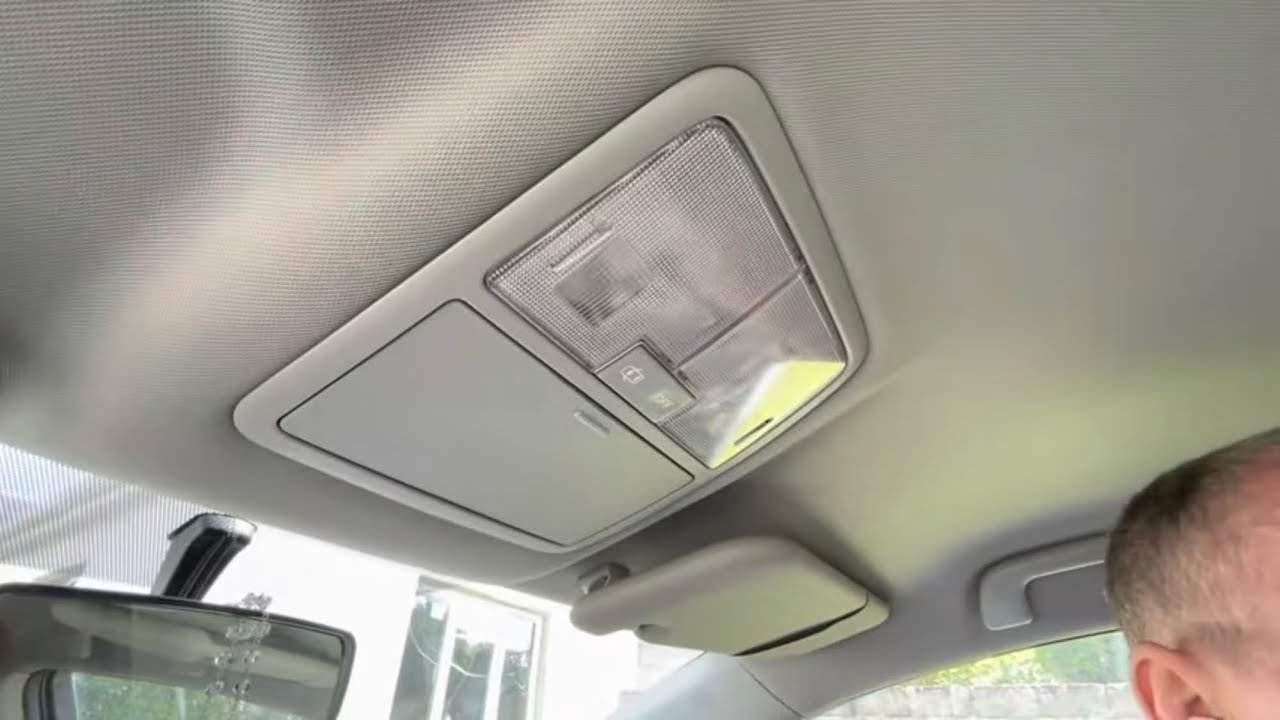 Toyota Avensis T22, T25, T27, замена освещения салона на светодиодные лампы холодного синего цвета.