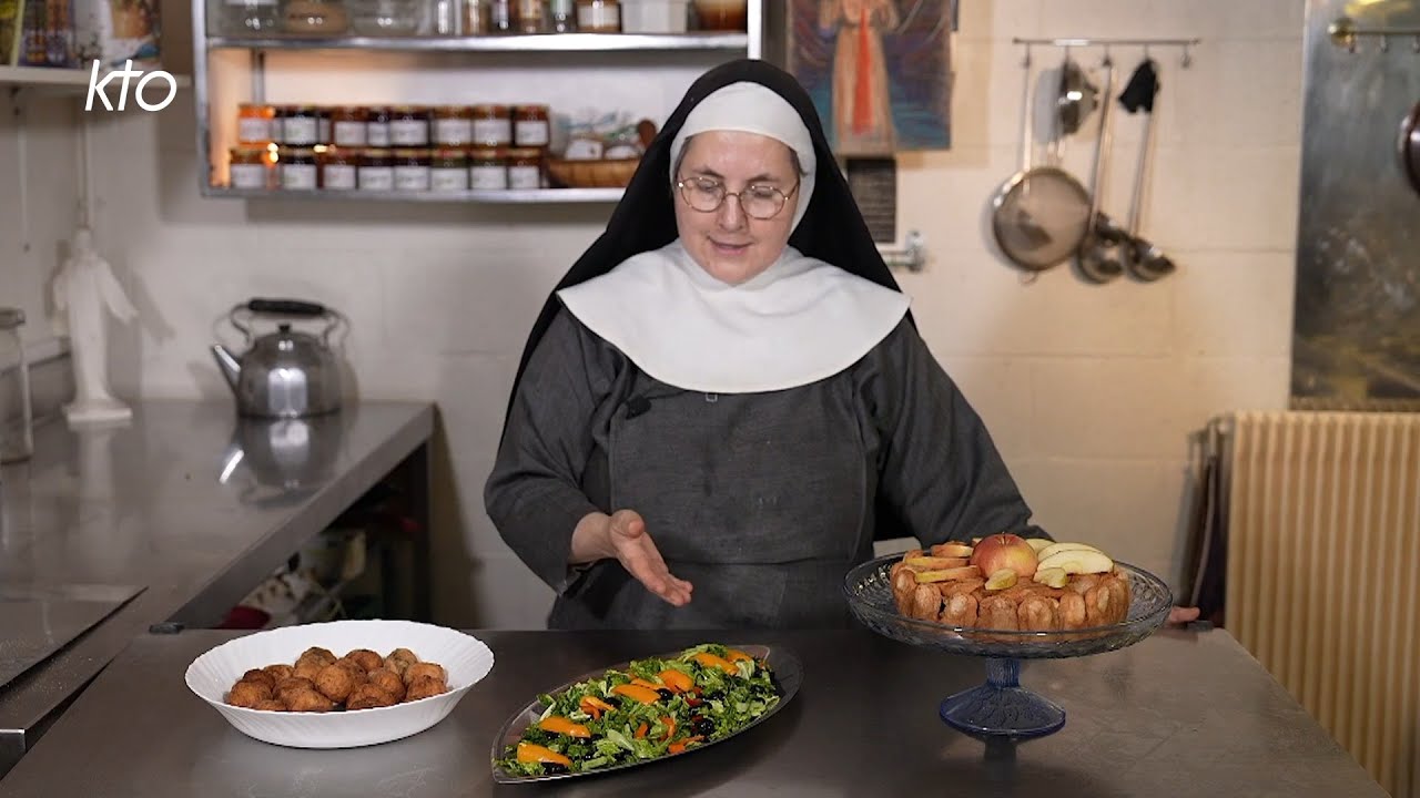 Salade de chou frisé, beignets dorés salés, Charlotte aux pommes et pruneaux