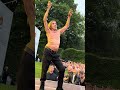 👕⚡ Iggy Pop – in the Red Hot Chili Peppers orbit – shirtless at 78 and still all attack