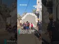 Niños palestinos juegan con paracaídas reutilizado de un lanzamiento de ayuda humanitaria