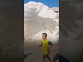 Niños palestinos juegan con paracaídas reutilizado de un lanzamiento de ayuda humanitaria