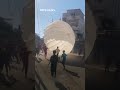 Niños palestinos juegan con paracaídas reutilizado de un lanzamiento de ayuda humanitaria