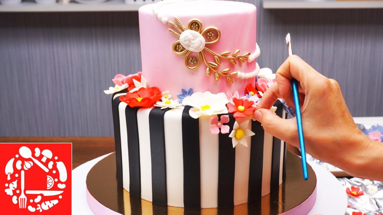 Торт для девушки. Украшение торта цветами из мастики