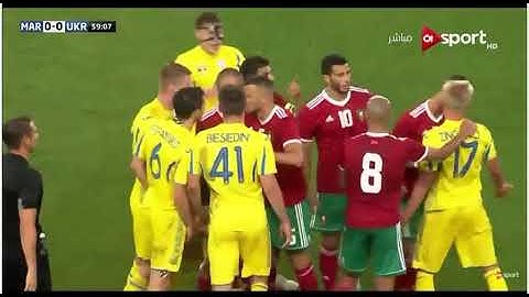 لحظة التدخل العنيف للاعب أوكرانيا في حق مبارك بوصوفة و اشتباك بين اللاعبين