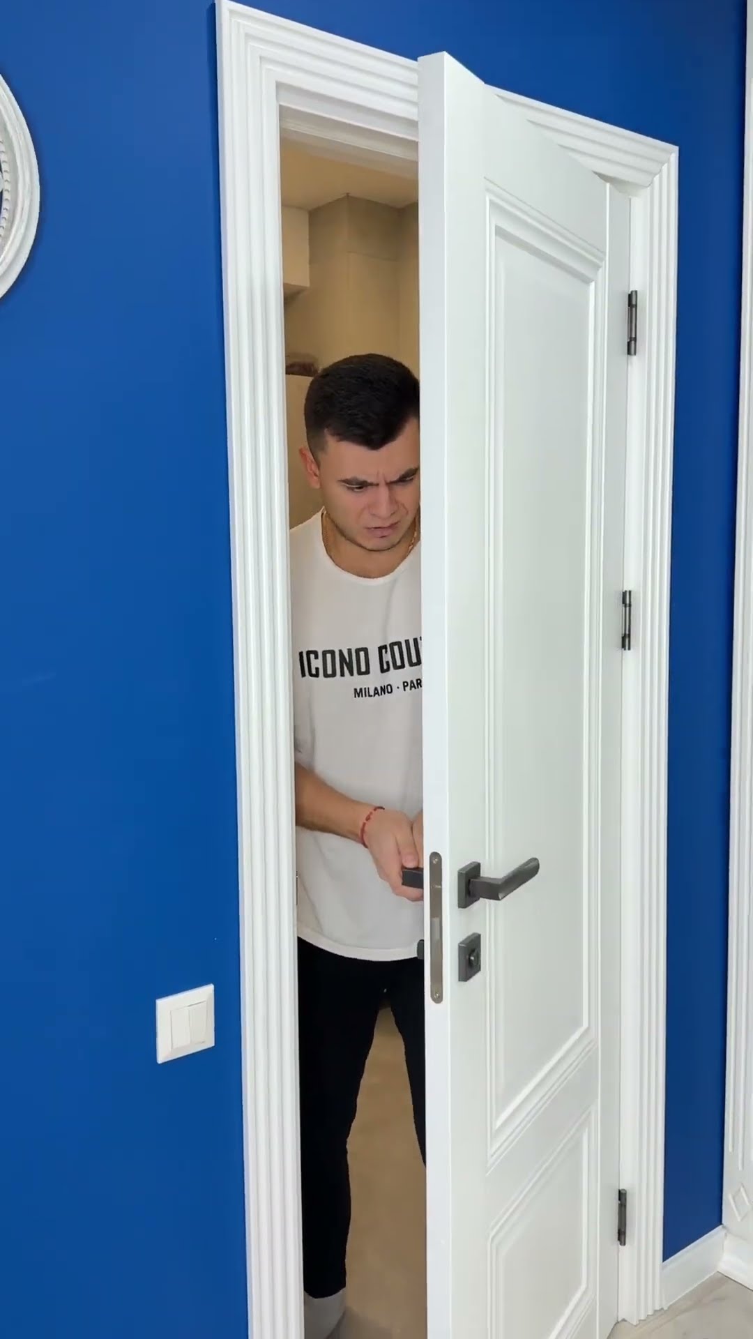 Laughing door by Tsuriki Show