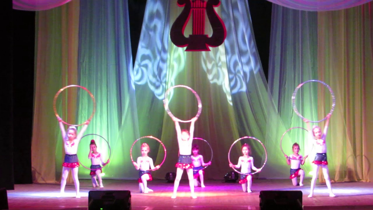 украшение на обруч в детсаду. хулахуп танец в детском саду. танцевально игровая гимнастика в детском саду. танец с обручами хулахуп в детском саду. танец хулахуп в детском саду.