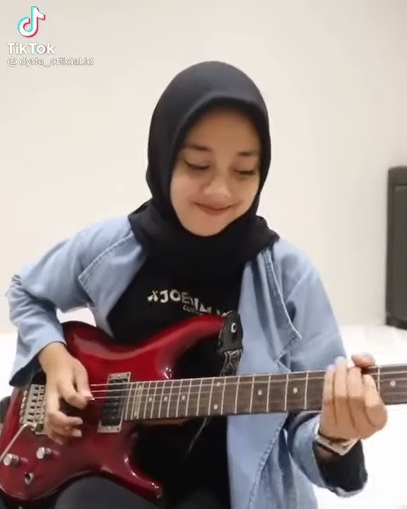 Viral Story'wa cewek cantik main gitar
