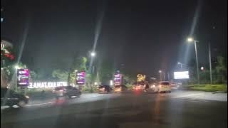 SUASANA JALANAN SEKITAR PAKUWON MALL SURABAYA DI MALAM HARI