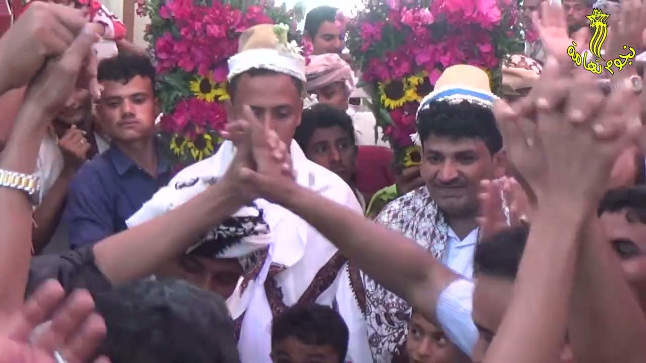 زفة العريس عبدالله عمر علوي اثناء دخول الكوشة وسط فرحة الأهل زالأصدقاء غناء وليد قفليه بالتحيتاء