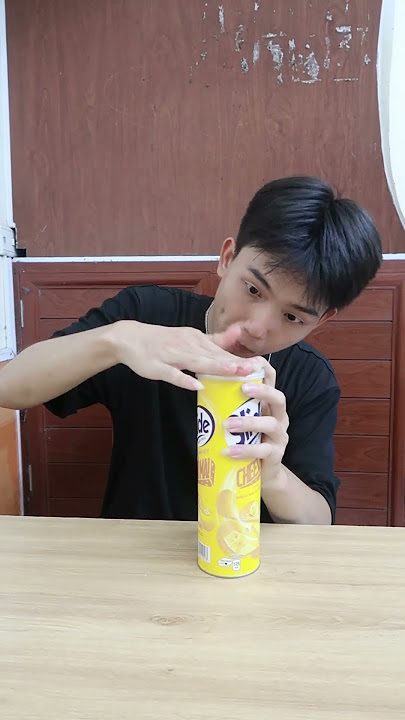 he put a loaf of bread in a pringles box 🐍🍟😱  #gamechobe #funny