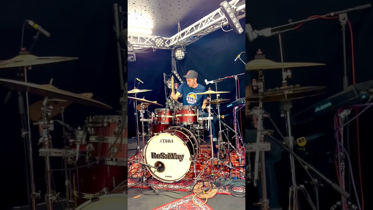 Playing a groove during ROSAWAY’s Soundcheck ‘! 