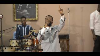 Fr Seth Mulumba interpréte la chanson Nzambi Tuasakidila de Fr Mulumba (Culte de Chants mbujimayi)