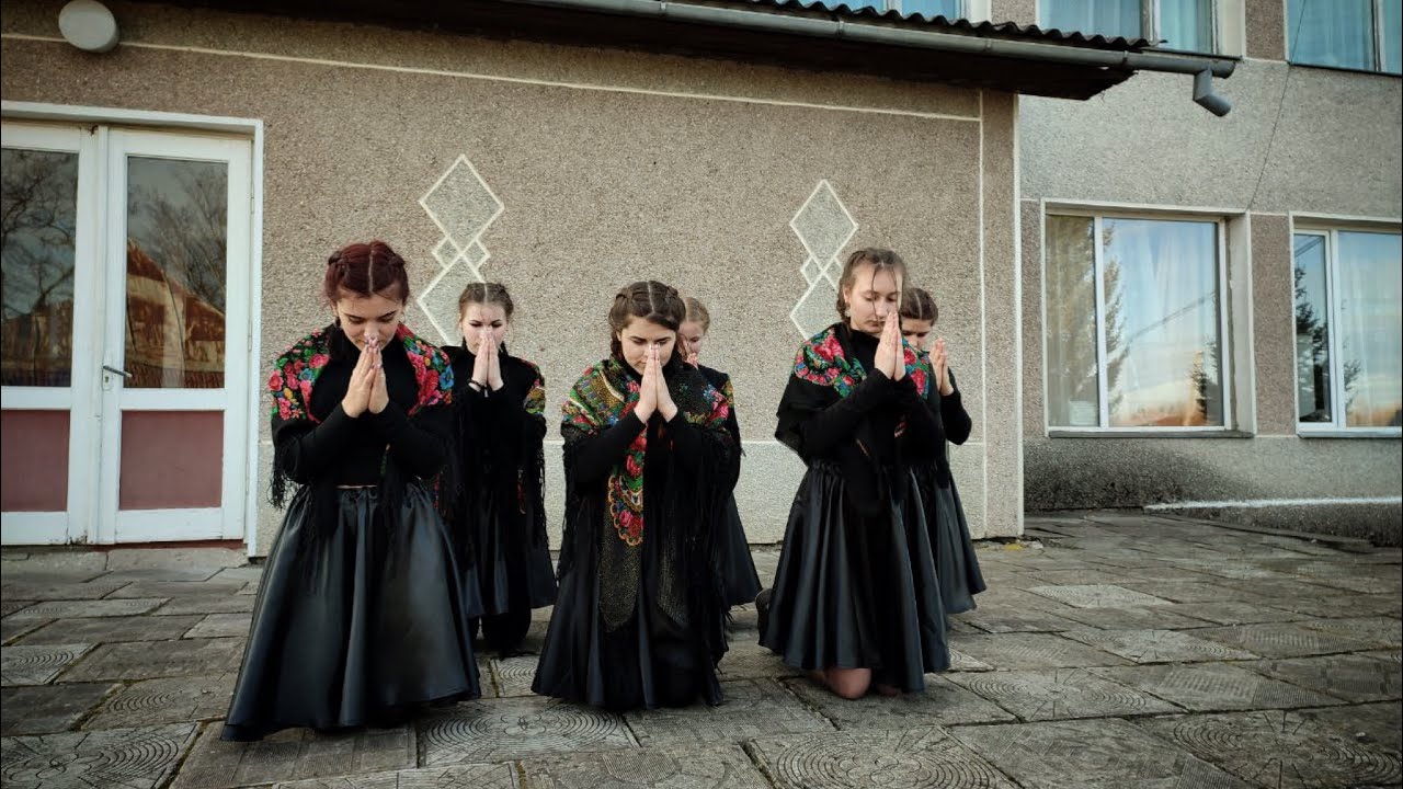 Біля тополі калина росте