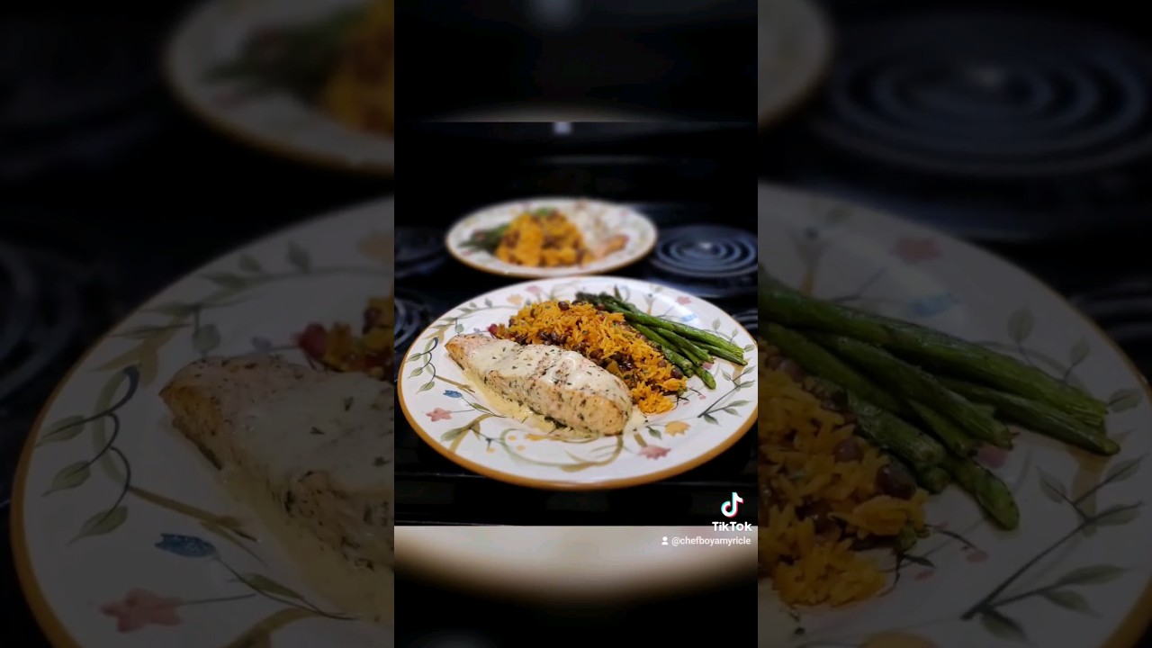 Garlic-herb air fried salmon w/ lemon butter sauce, asparagus, w/ rice & peas!😃😋😘 