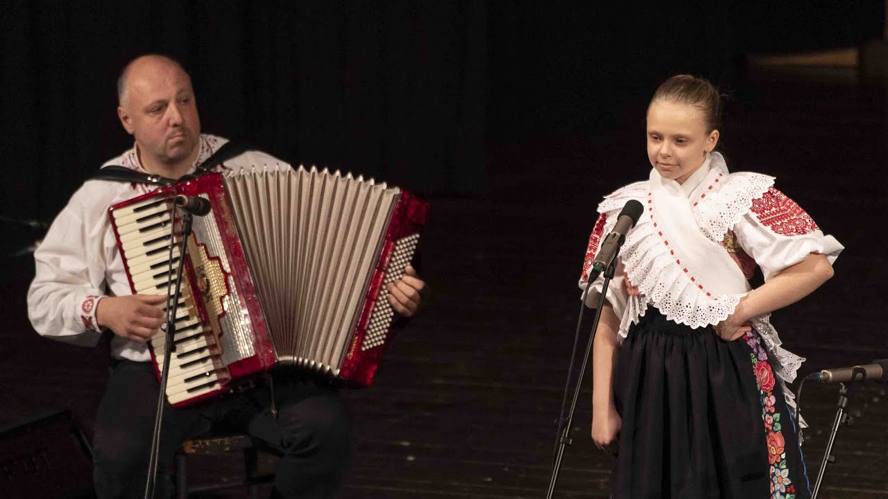 4. Hana Kapcová zo ZUŠ Očová - Piesne z Vígľaša (v sprievode akordeónu)