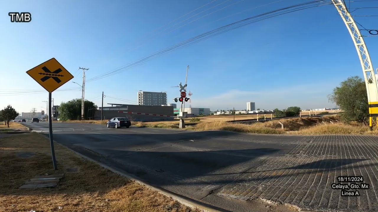 BNSF #Ferromex - Celaya, Gto. Mx - 18/11/2024. el Bus se paso...