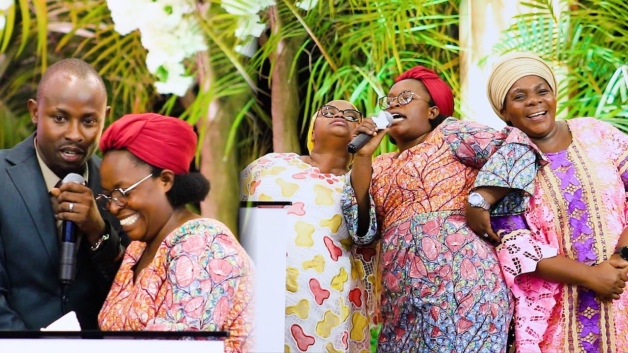 Birabarenze GORETH na NYIRAPASIKA na MAMA LIONEL Mbega couple itwubatse  KUKO MWAMI IMANA IZANTABARA