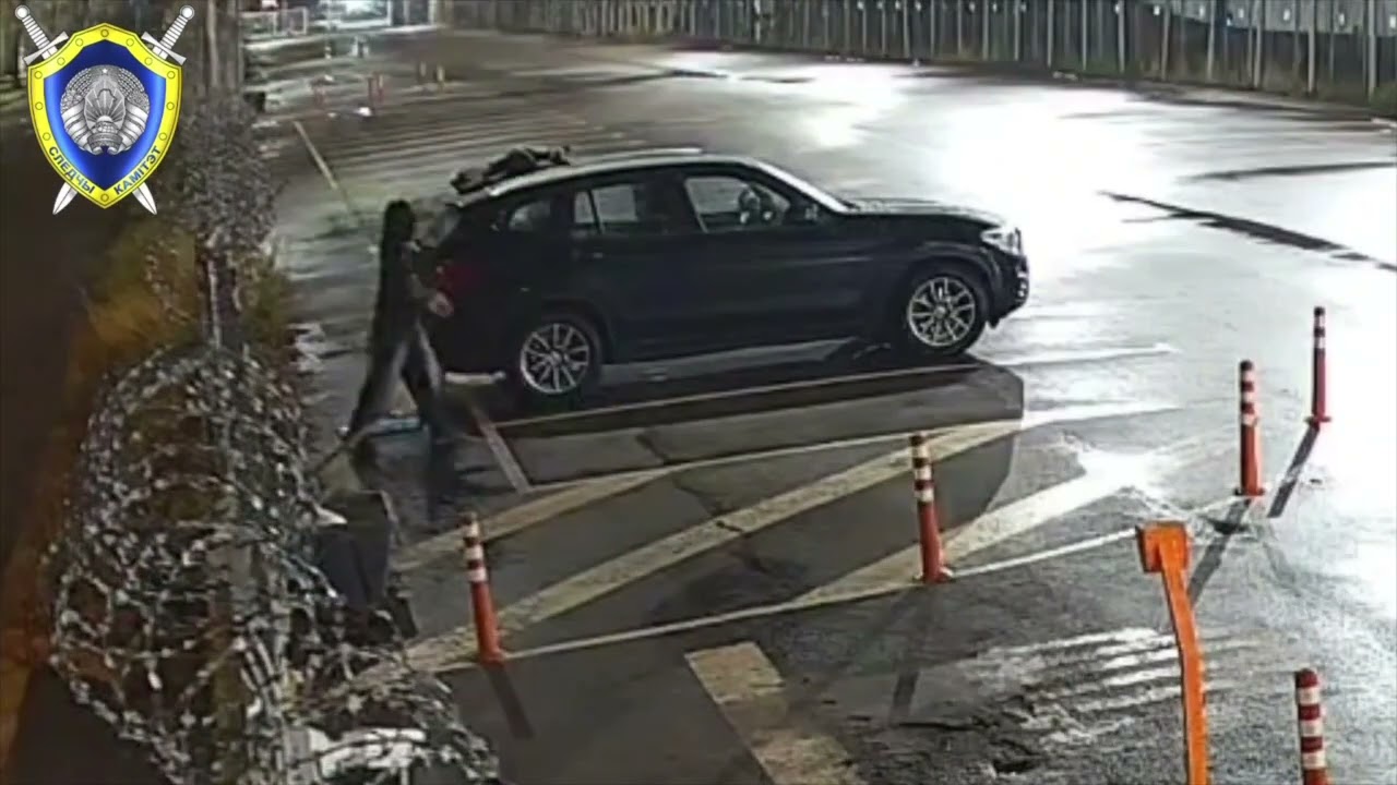 В Минске нетрезвый подросток несколько часов крушил машину, забрался в нее и уснул