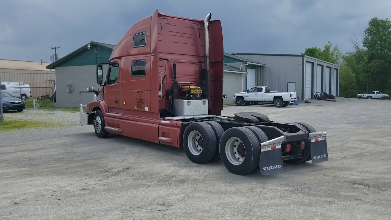 Showing off my 1999 volvo vnl770 with straight pipe.