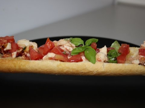 Video: Yuav Ua Li Cas Thiaj Ua Bruschetta Nrog Mozzarella Thiab Txiv Lws Suav