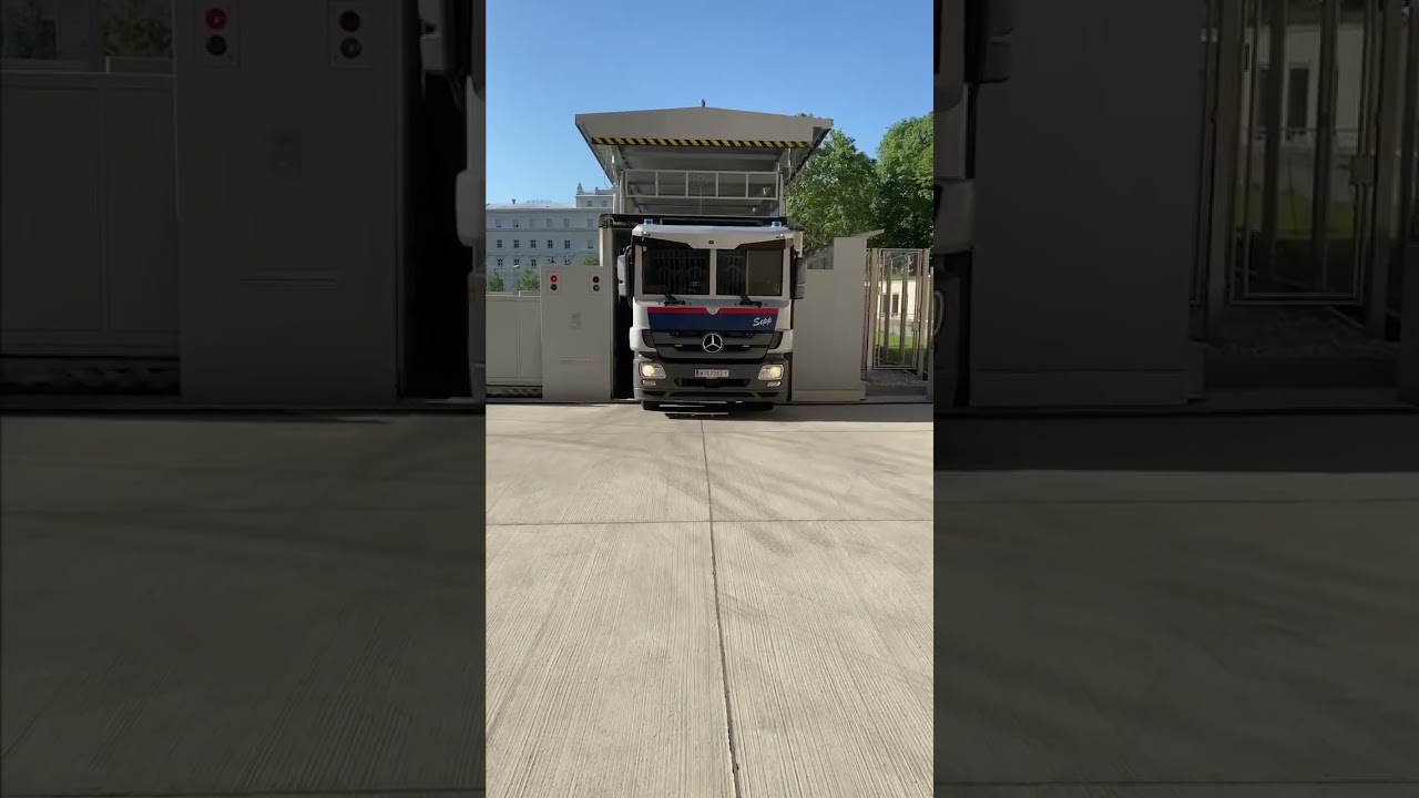 OeNB Geldtransporter parkt rückwärts ein