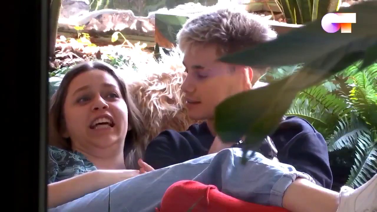 OT 2020 - Hugo mirando con ternura a Eva