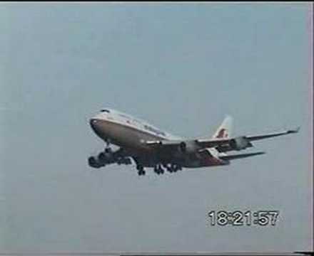 Malaysia Airlines B747-400 landing at runway 32R KUL/WMKK