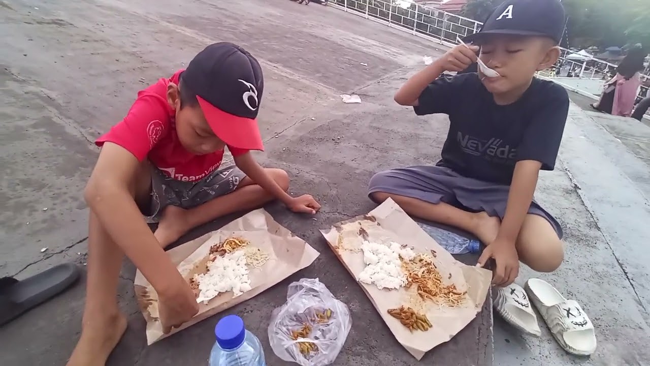 Anak-anak lagi sarapan setelah Bermain.