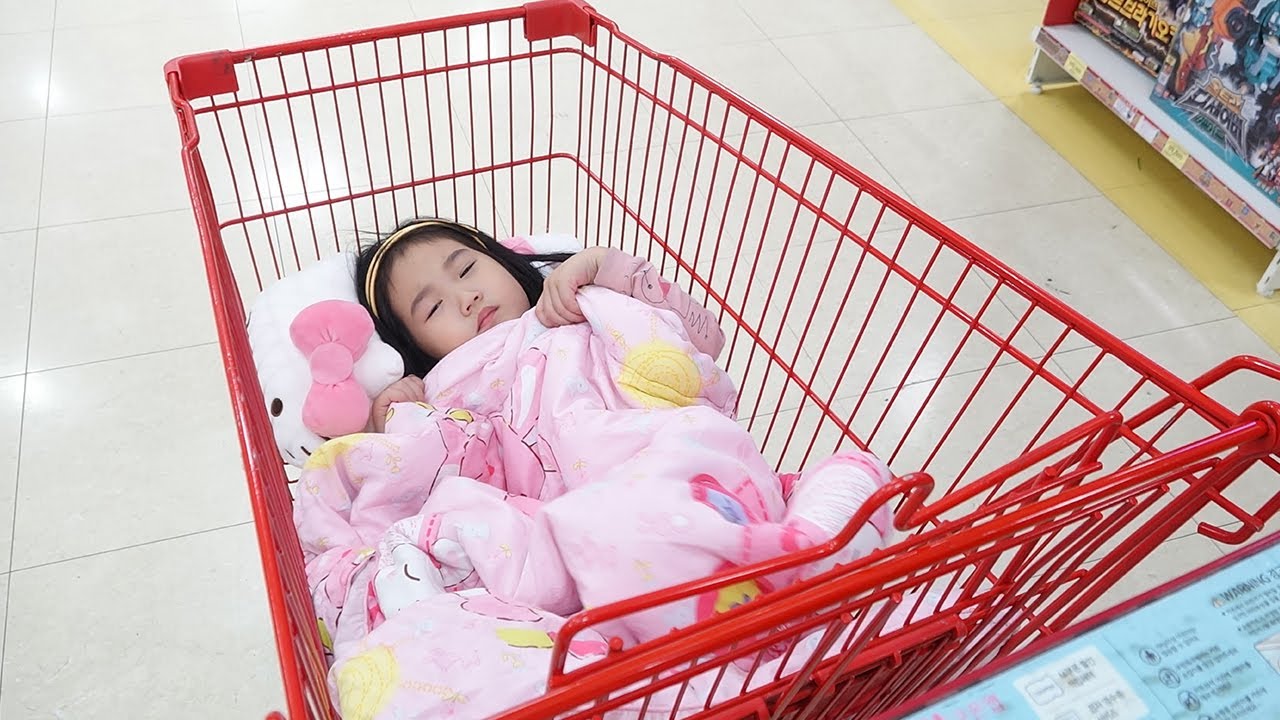 スーパーでお菓子を買おう❤ボラムとお父さんと買い物