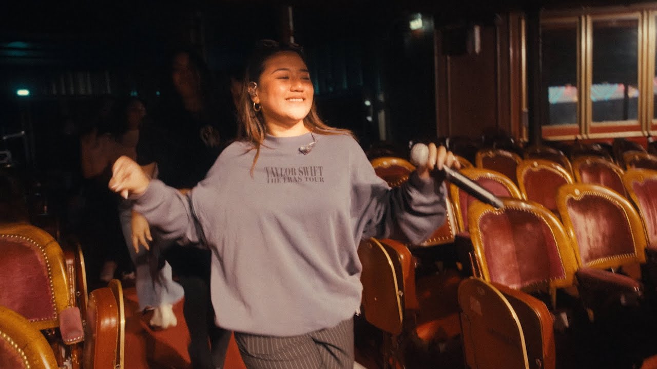 Morissette having fun in rehearsals before Paris Showstoppers