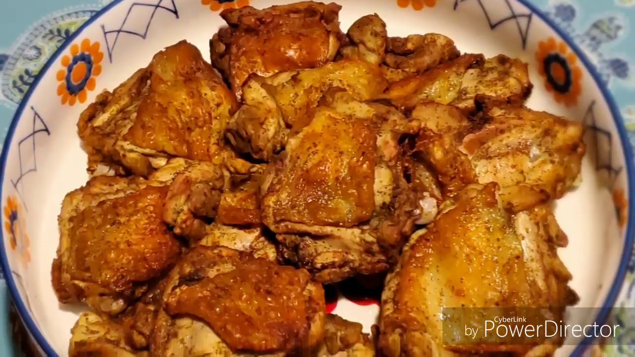 Freidora con pollo frito empanizado sobre la mesa de la cocina generative  ai