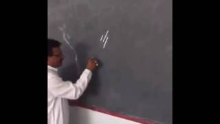 مدرس هندي مبدع بتعليم كتابه الحروف الانجليزيه ( مبدع ياصديق ^_^)