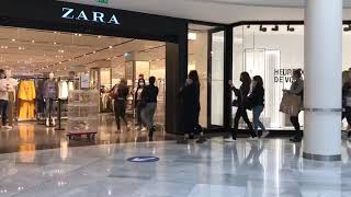 Des clients font la queue ce matin pour entrer… dans un Zara