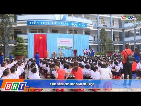 Video Tặng sách cho học sinh Trường Tiểu học Phước Thắng, TP... - YouTube