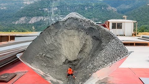 Barge unloading 4800 tons of ore - Long video, continuous flow of ore