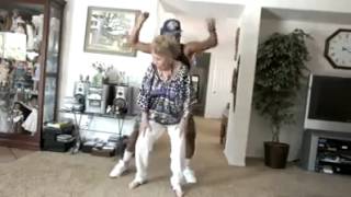 ABUELA PERREANDO