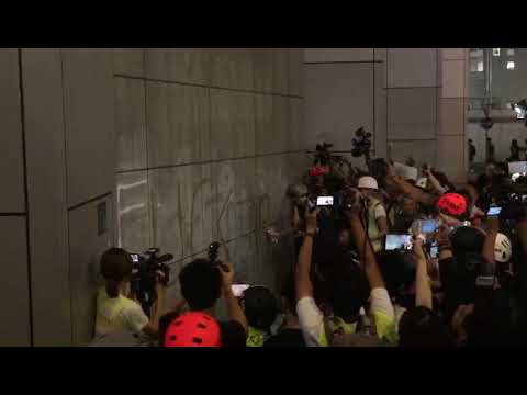2019 06 27 示威者在警察總部外牆塗鴉