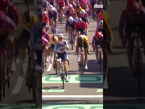 😡La rage de Wiebes qui frappe son guidon après un ennui mécanique #tourdefrance #tourdefrancefemme