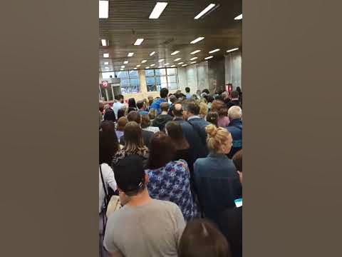 Толпа людей на входе в метро - YouTube