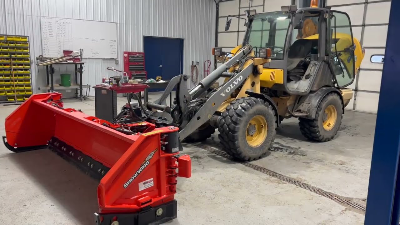 Посмотрите, как мы устанавливаем снегоочиститель HLA на погрузчик Volvo!