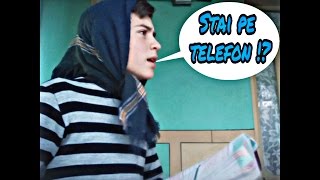 Stai pe telefon !?