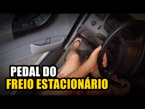 Vídeo: Como você solta o pedal do freio de mão?