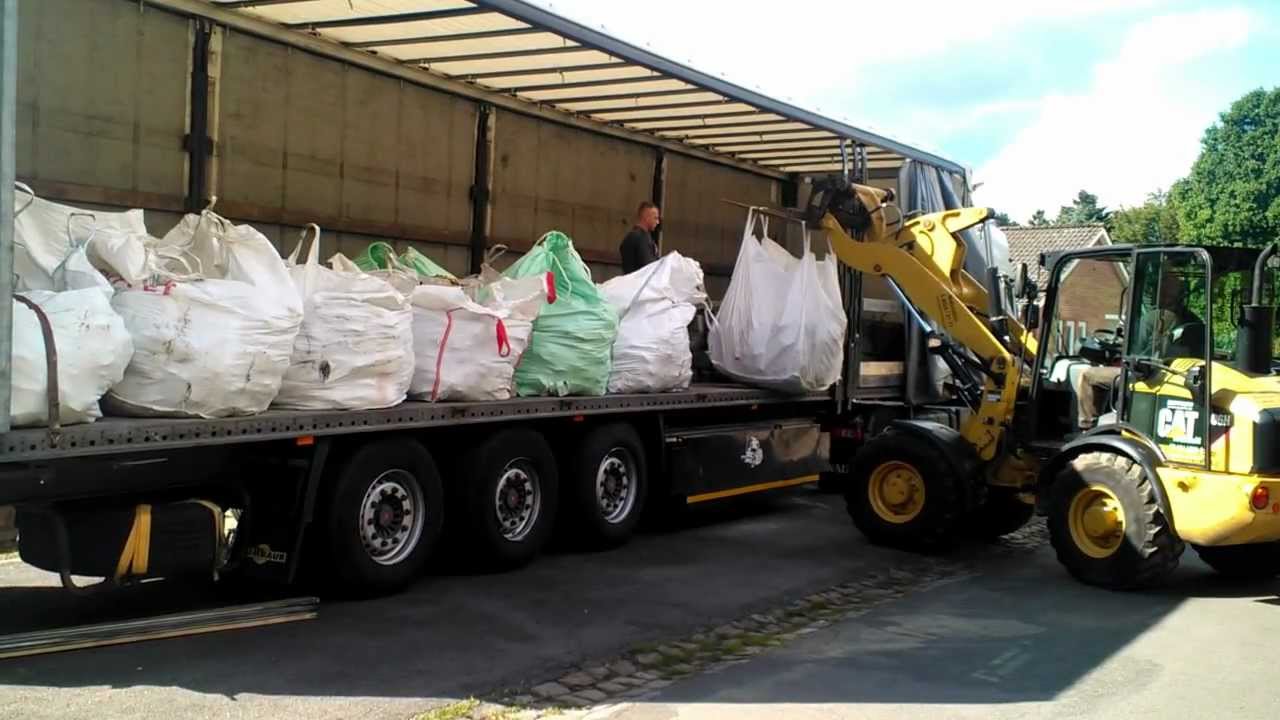 Anlieferung mit 5 Achser-Planensattelzug - Granitpflaster Laban hellgrau Mittelkorn in Säcken