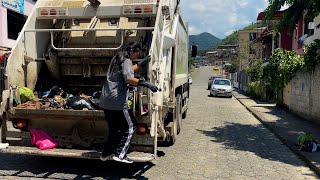 Recolectora de basura encontró una bolsa llena de dinero