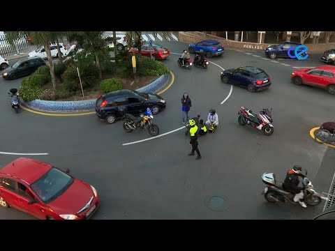 Un motorista de la policía local es golpeado de forma involuntaria por un vehículo