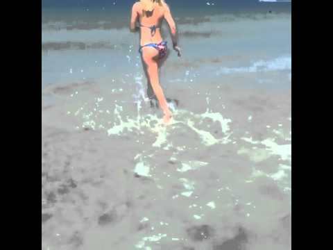 Leslie Shaw entrando al mar