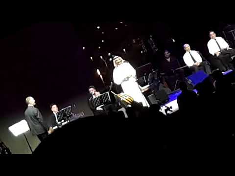 عبادي الجوهر يمازح جمهوره يا تغنوا انتو يا أغني أنا