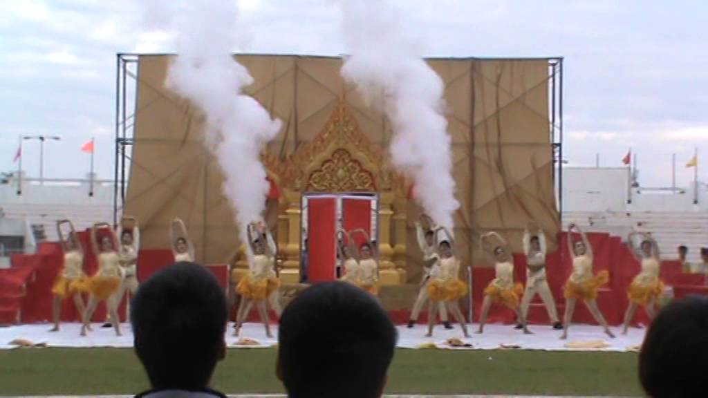 ผู้นำเชียร์คณะสีเหลืองร.ร.วัฒโนทัยพายัพ 2557