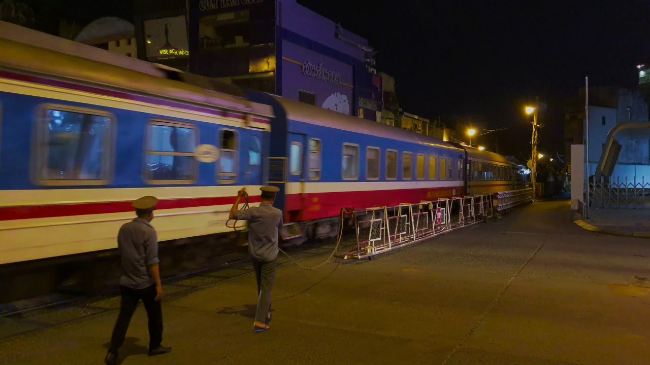 Train SE9 Hanoi - Saigon arriving Ho Chi Minh City (2019) - YouTube