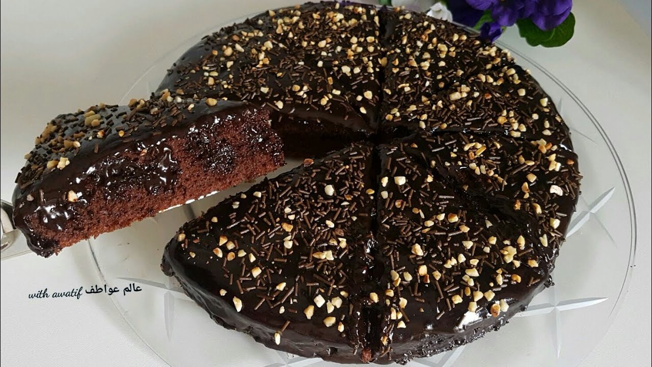 كيك 2 بيضات بالخلاط اليدوي فقط مسقية بصلصة منزلية بسيطة تعطيها مذاق خطير تزيدها لذة على لذة